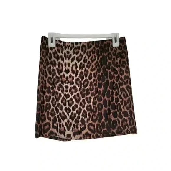 PrettyLittleThing Brown Leopard Print Split Mini Skirt for Sexy Looking Girls - Picture 3 of 9